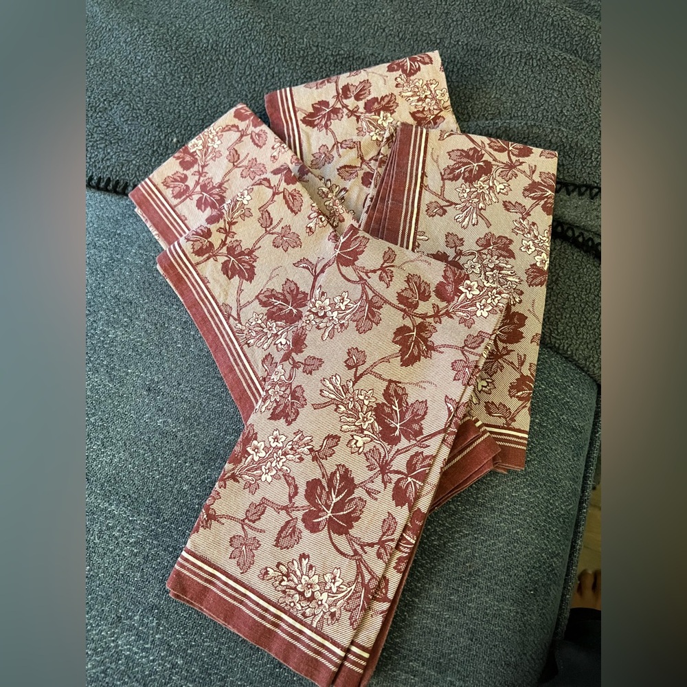 Williams Sonoma Arbor Claret Rectangle tablecloth & matching 5 Cloth Napkins set